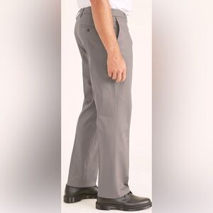 DOCKERS’ Signature Khaki size 32 x 34, gray trousers.